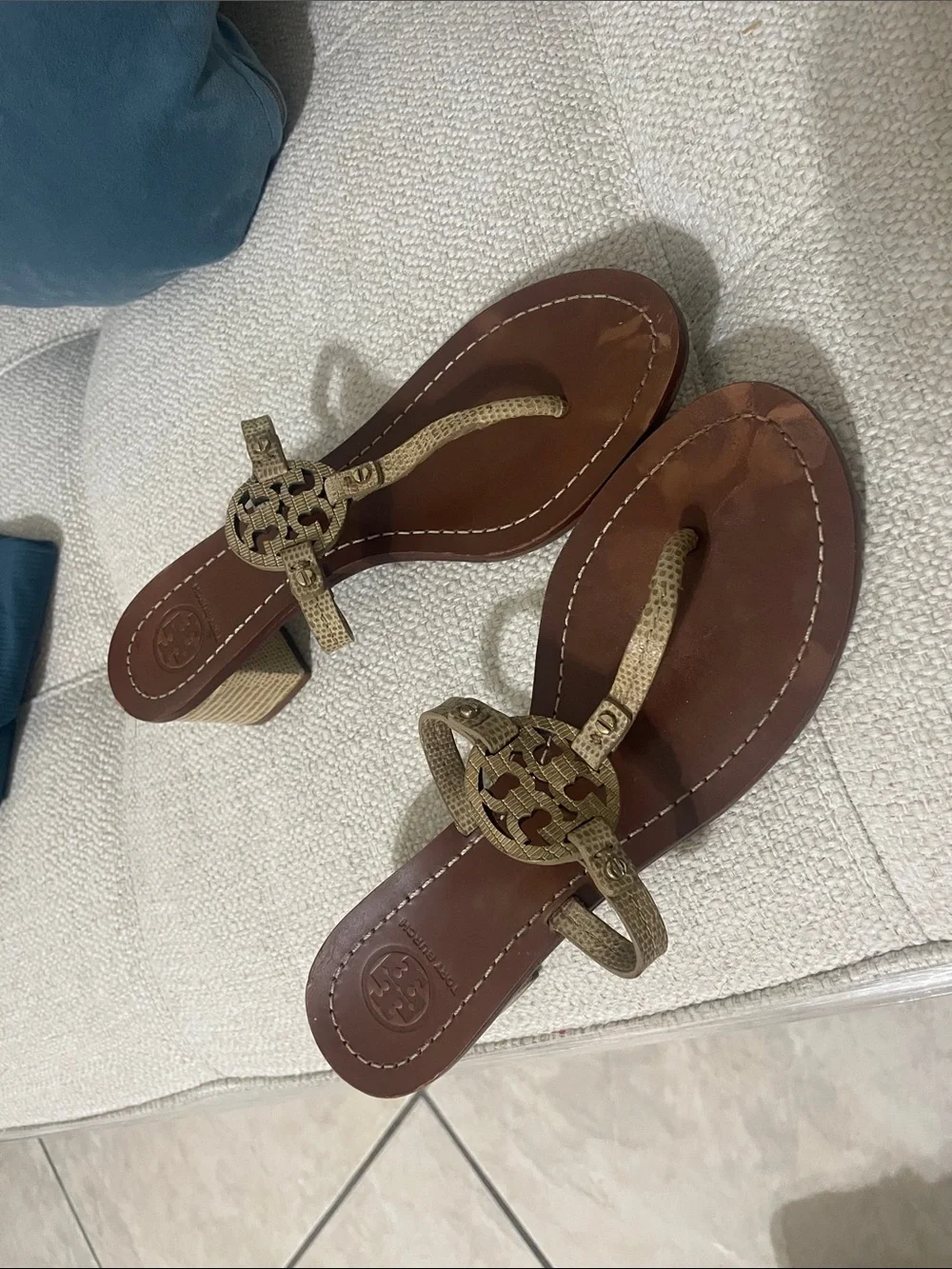 Tory Burch Brown Leather Sandals with Gold Logo Medallion - Picture 3 of 7
